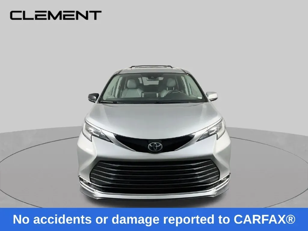 Toyota Sienna photo 2