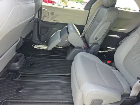 More photos of 2021 Toyota Sienna Limited at Clement Supercenter, MO