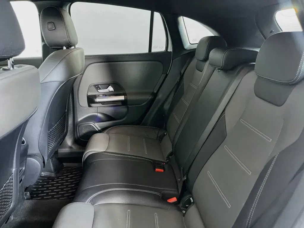Mercedes-Benz GLA photo 29