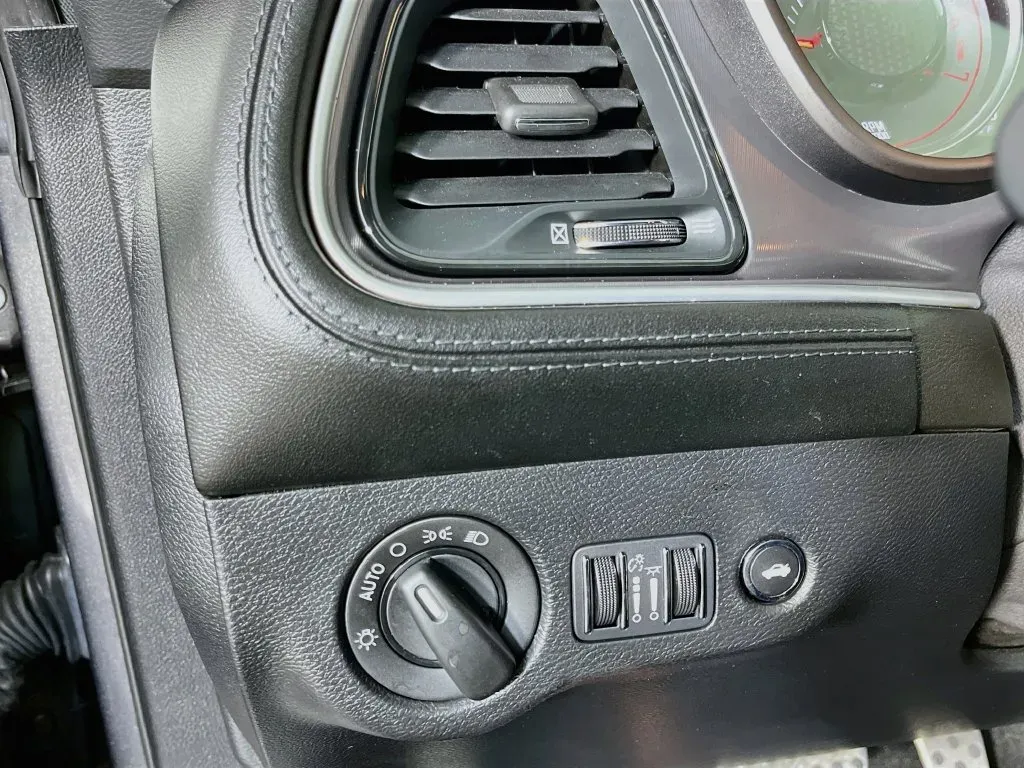 Dodge Challenger photo 11
