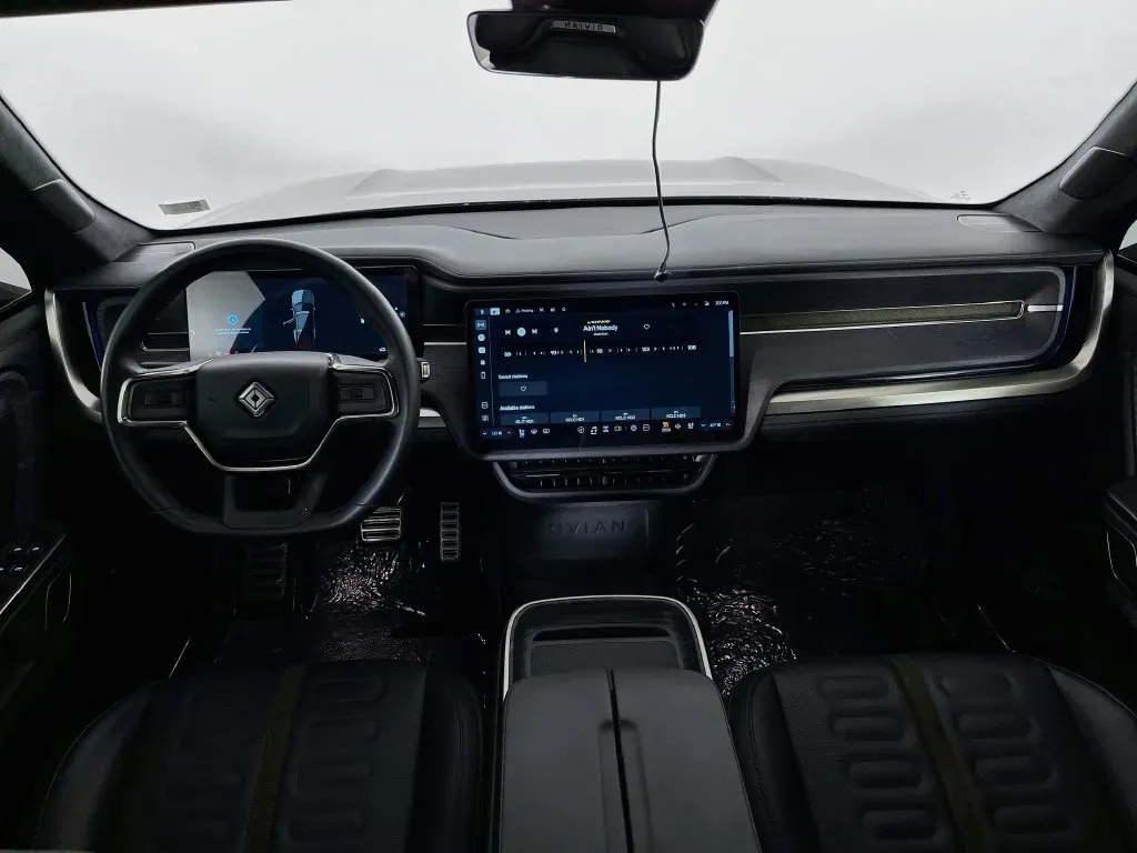 Rivian R1S photo 10