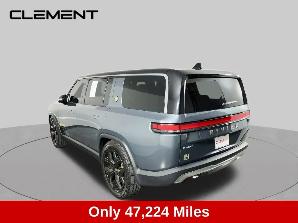 Rivian R1S photo 8