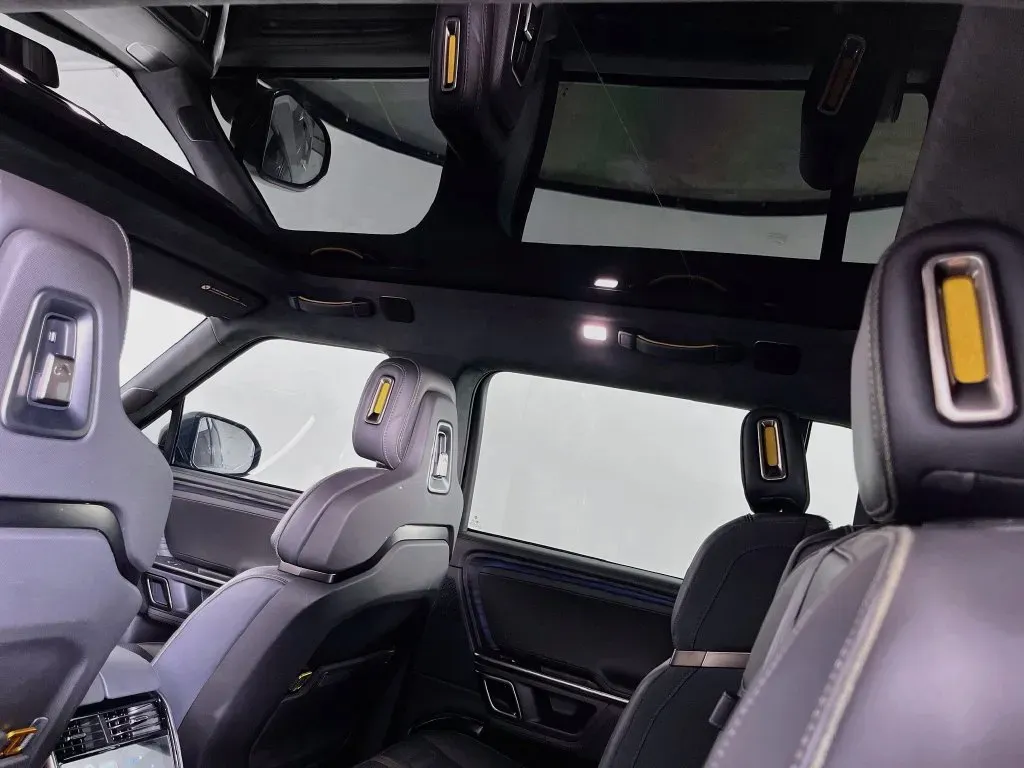 Rivian R1S photo 21