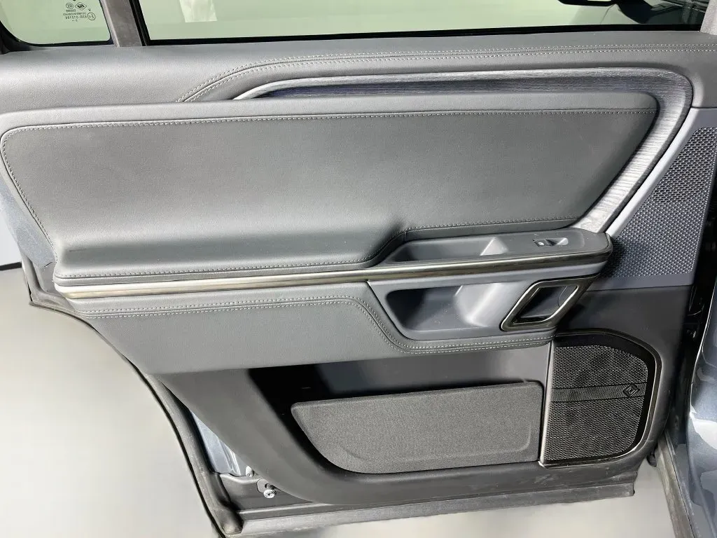 Rivian R1S photo 28