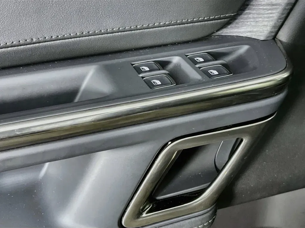 Rivian R1S photo 23