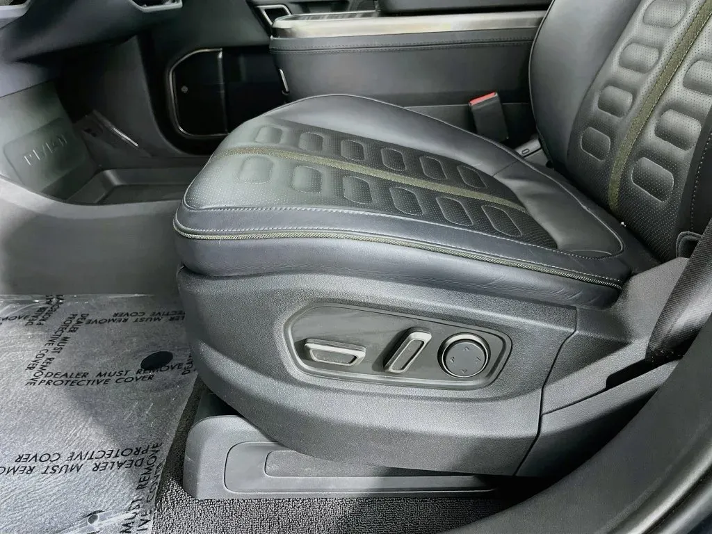 Rivian R1S photo 26