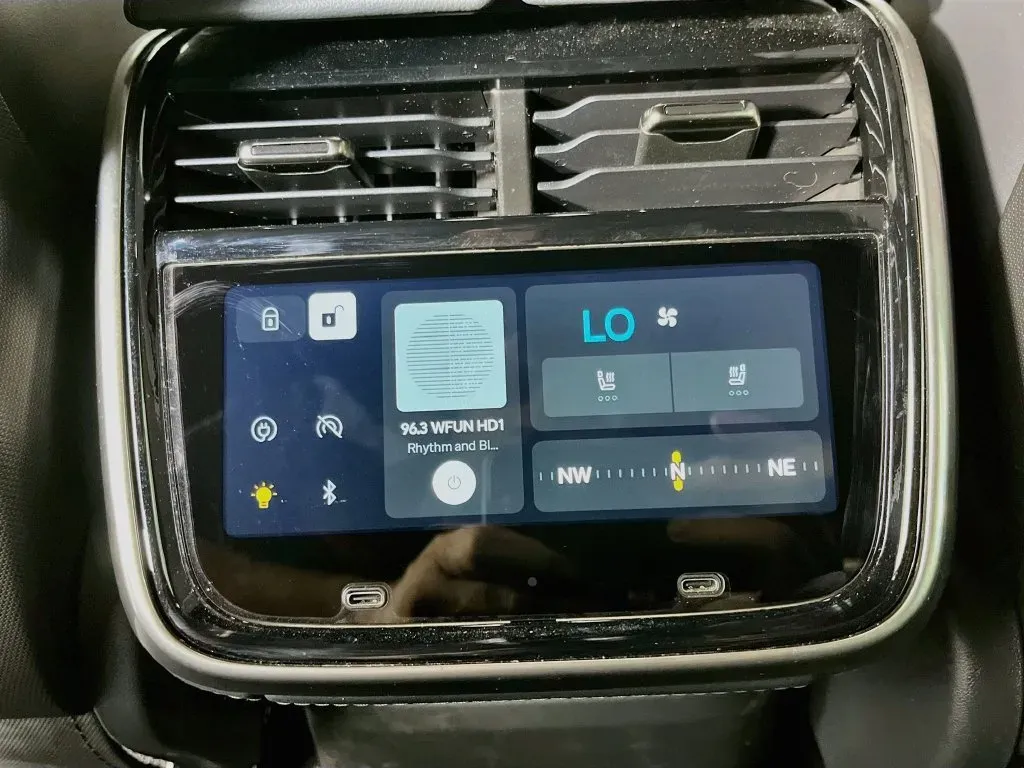 Rivian R1S photo 32