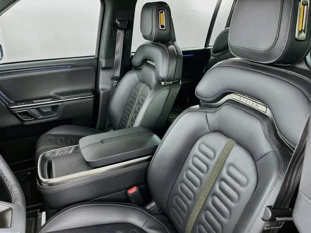 Rivian R1S photo 27
