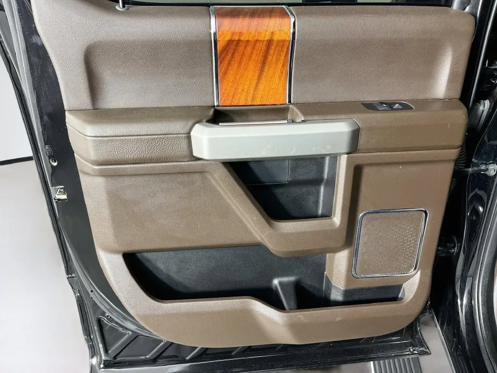 Ford F350SD photo 32