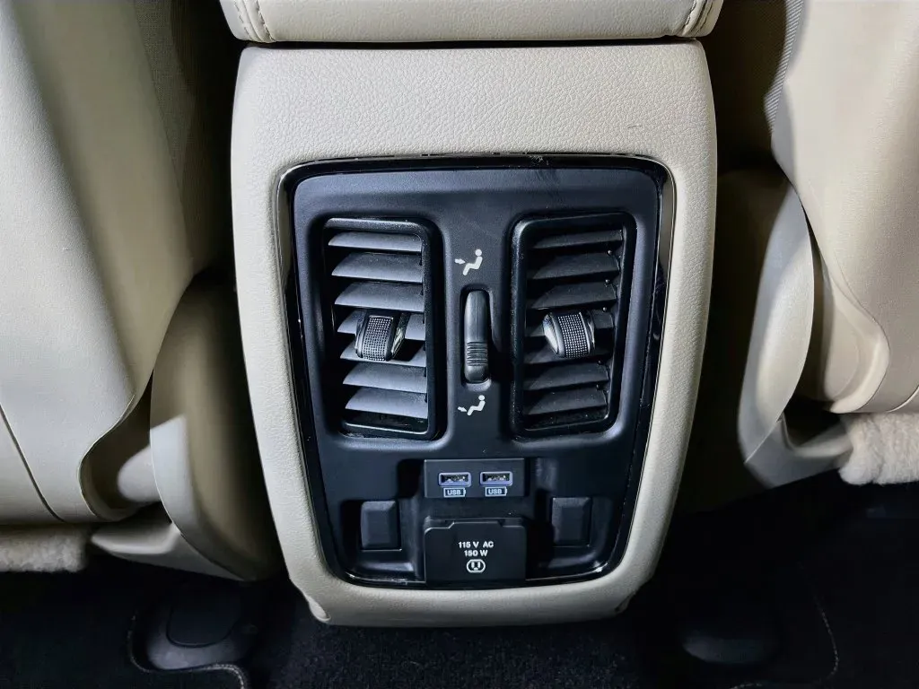 Jeep Grand Cherokee photo 32