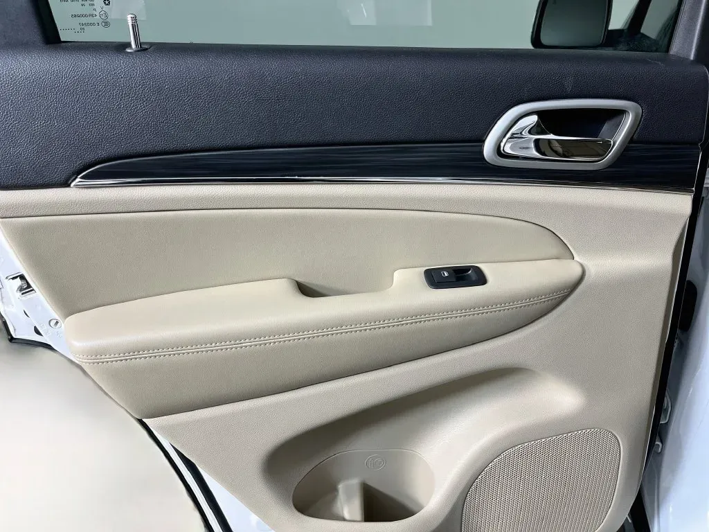 Jeep Grand Cherokee photo 28