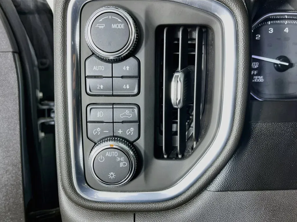 GMC Sierra photo 11