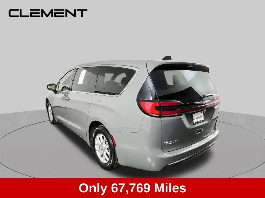 Chrysler Pacifica photo 8