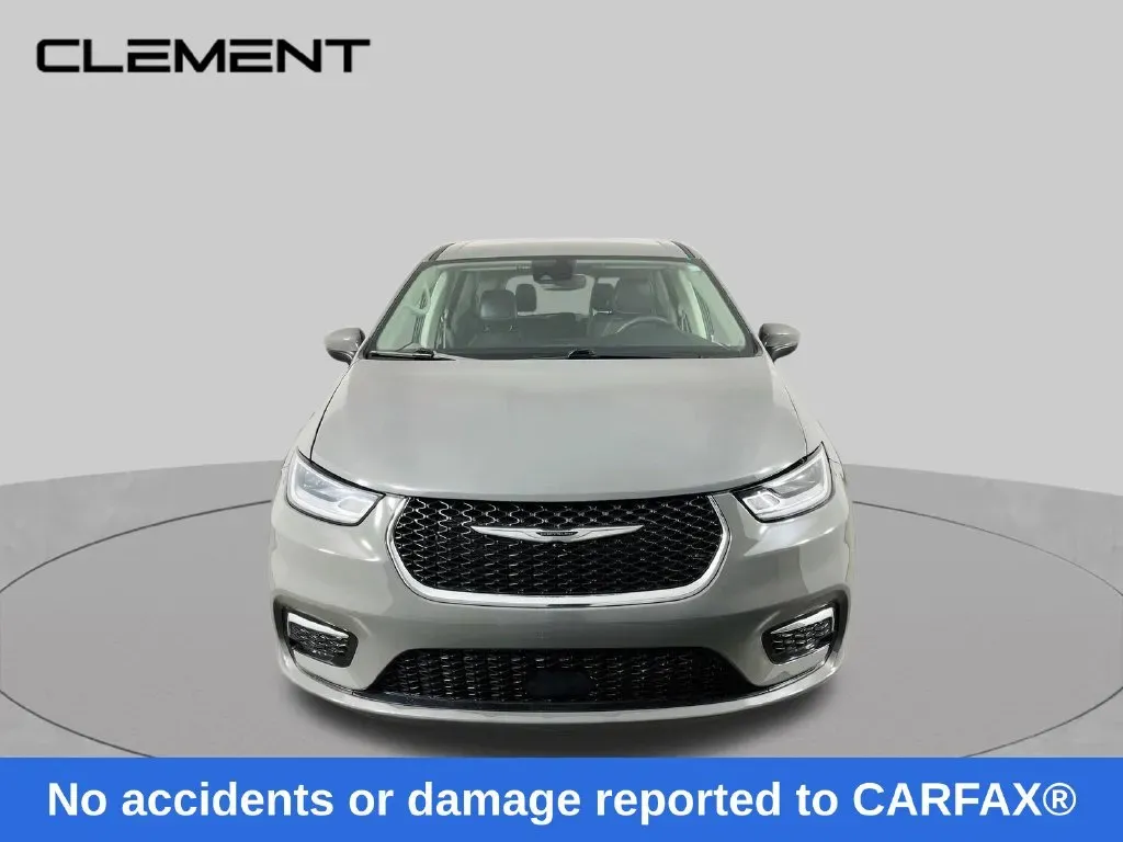 Chrysler Pacifica photo 2