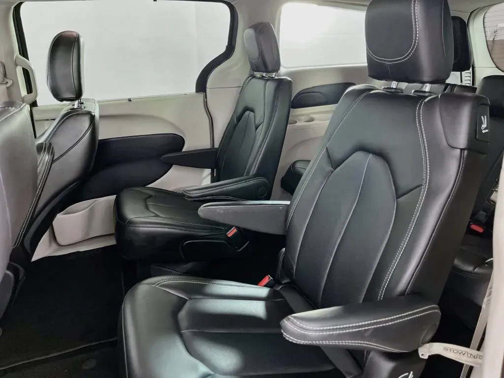 Chrysler Pacifica photo 28