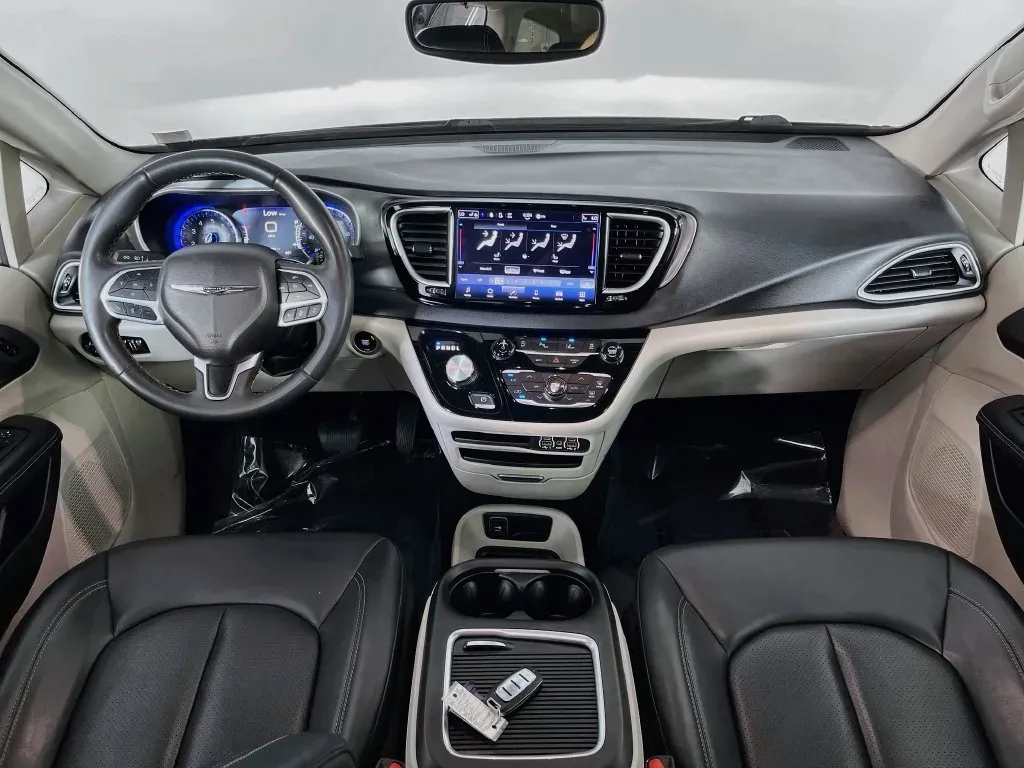 Chrysler Pacifica photo 10