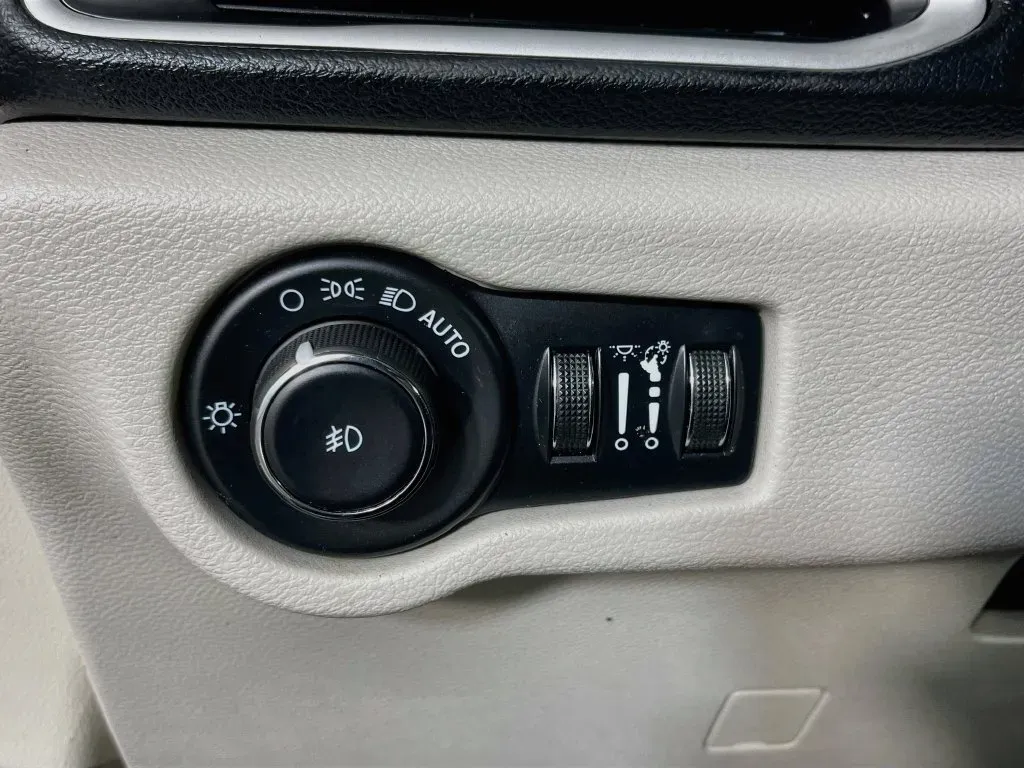 Chrysler Pacifica photo 11
