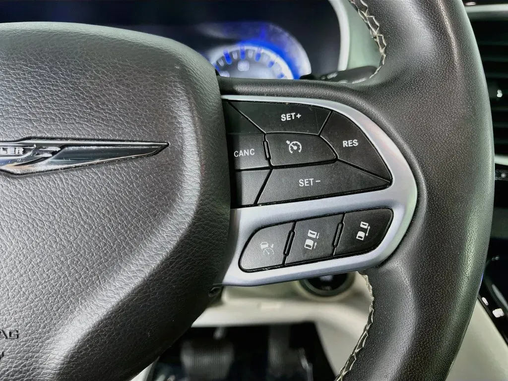 Chrysler Pacifica photo 15