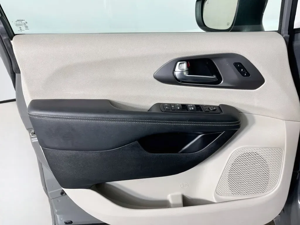 Chrysler Pacifica photo 25
