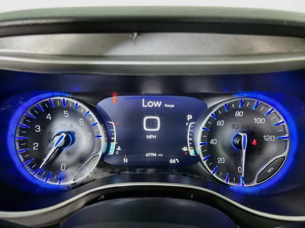 Chrysler Pacifica photo 16