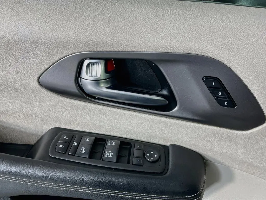 Chrysler Pacifica photo 23