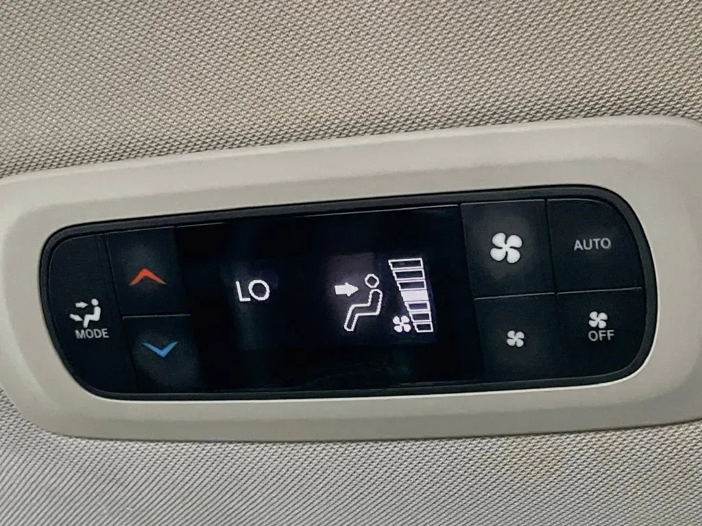 Chrysler Pacifica photo 31