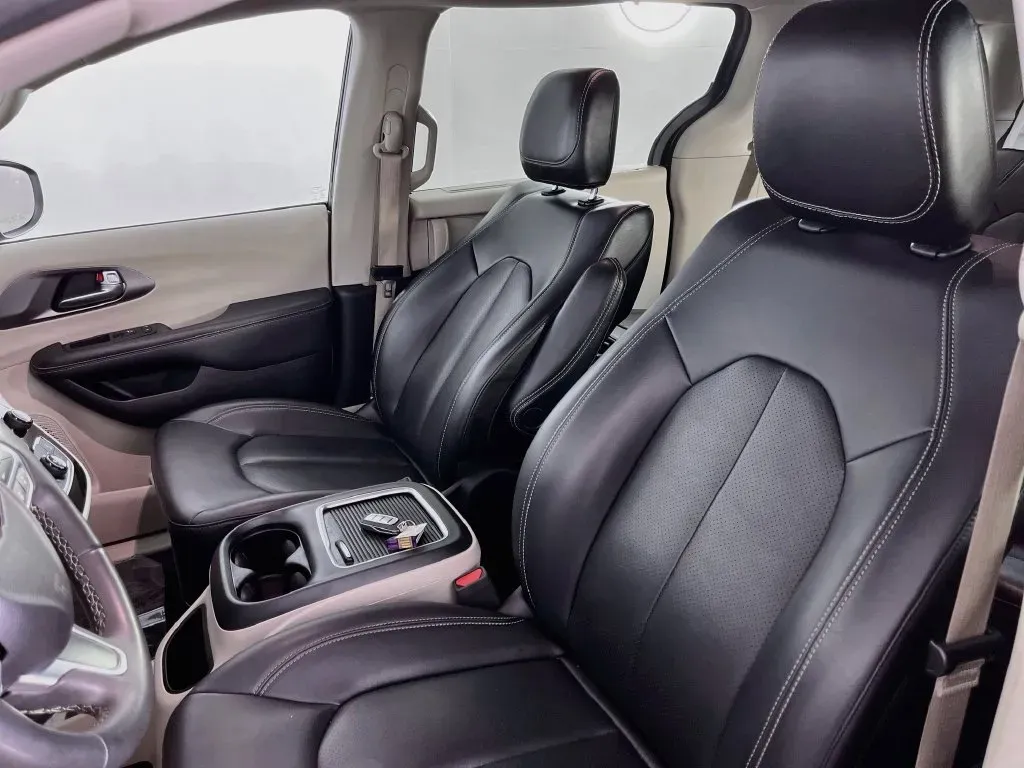 Chrysler Pacifica photo 27