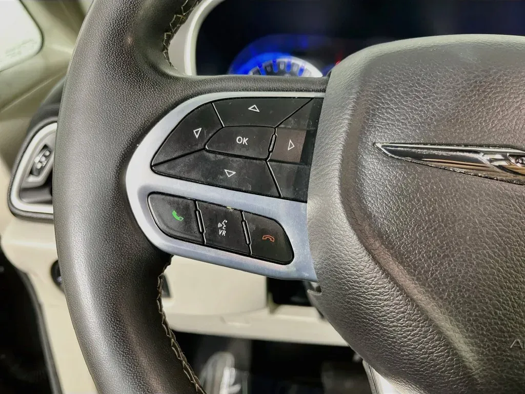 Chrysler Pacifica photo 14