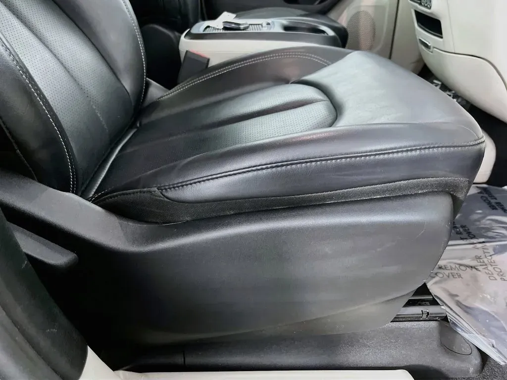 Chrysler Pacifica photo 32