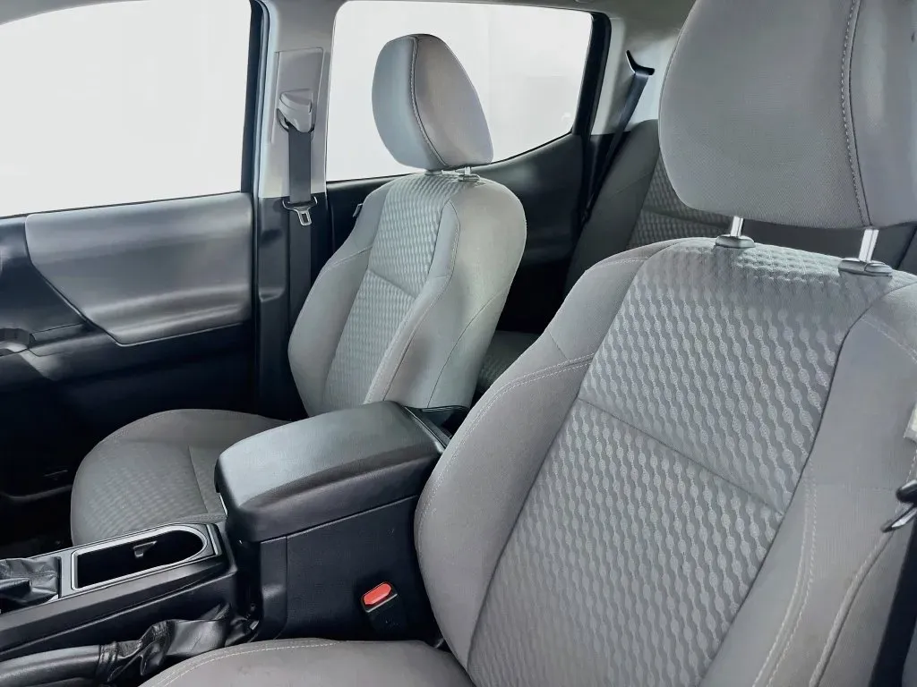 Toyota Tacoma photo 26