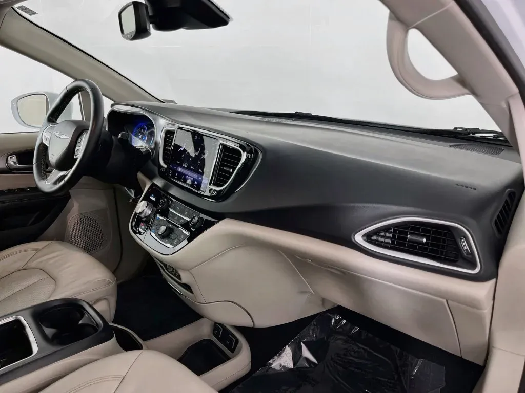 Chrysler Pacifica photo 31