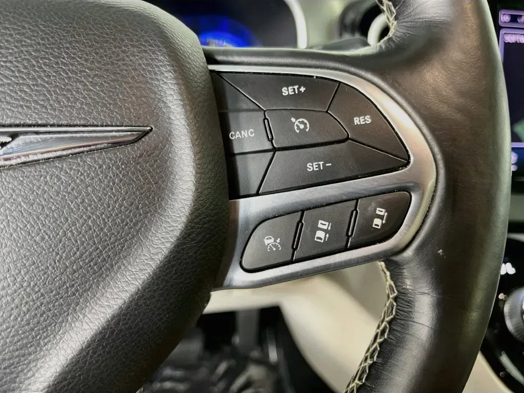 Chrysler Pacifica photo 14