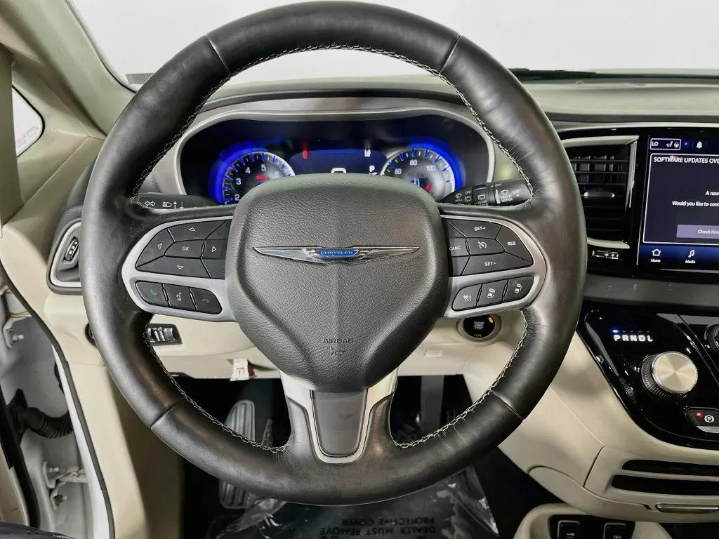 Chrysler Pacifica photo 11