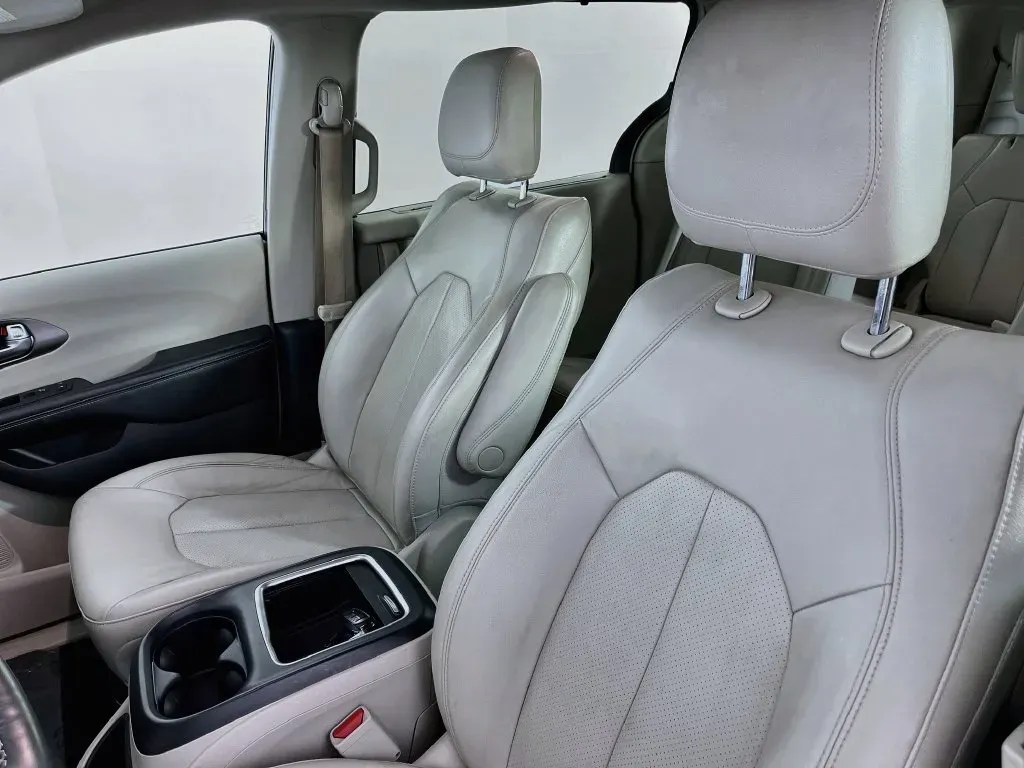 Chrysler Pacifica photo 26