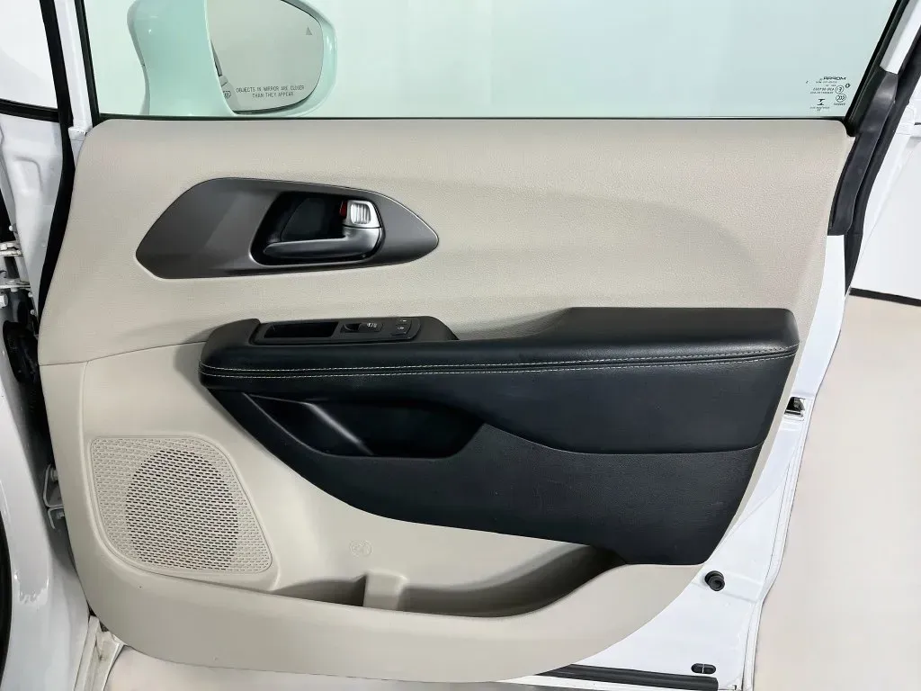 Chrysler Pacifica photo 32