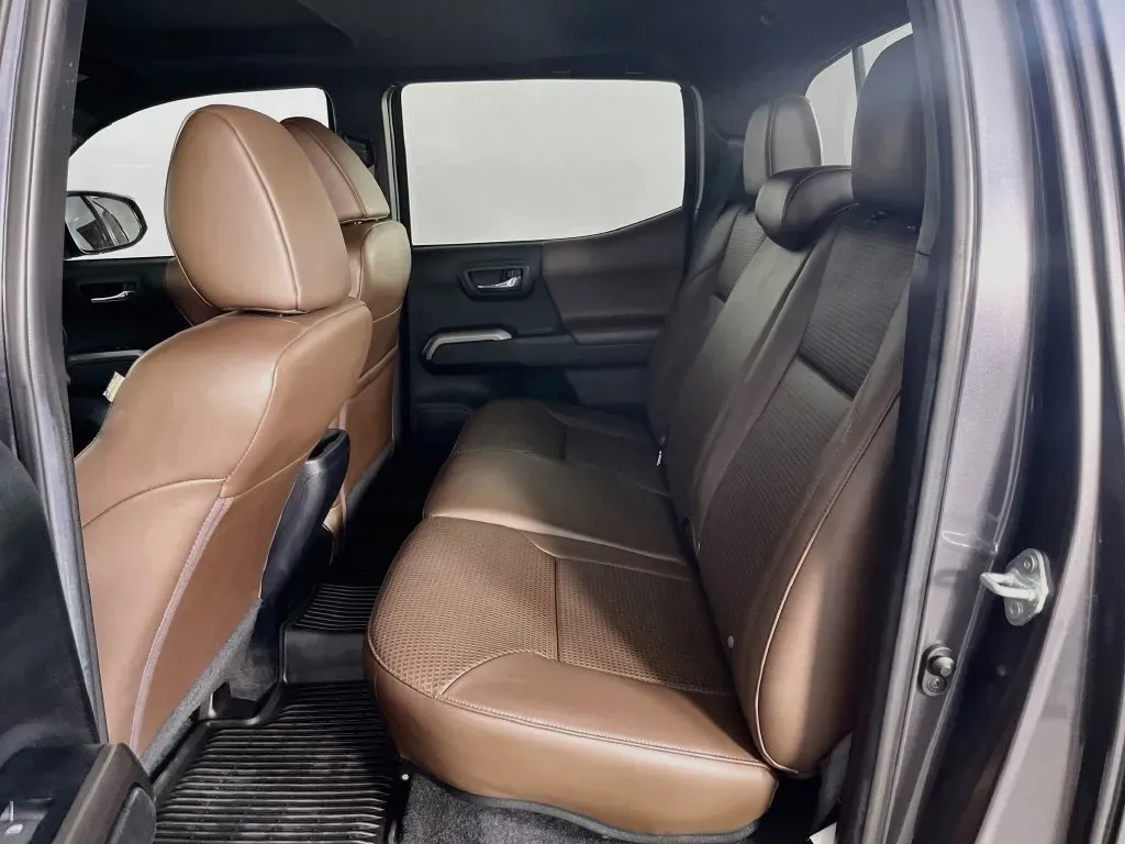 Toyota Tacoma photo 33