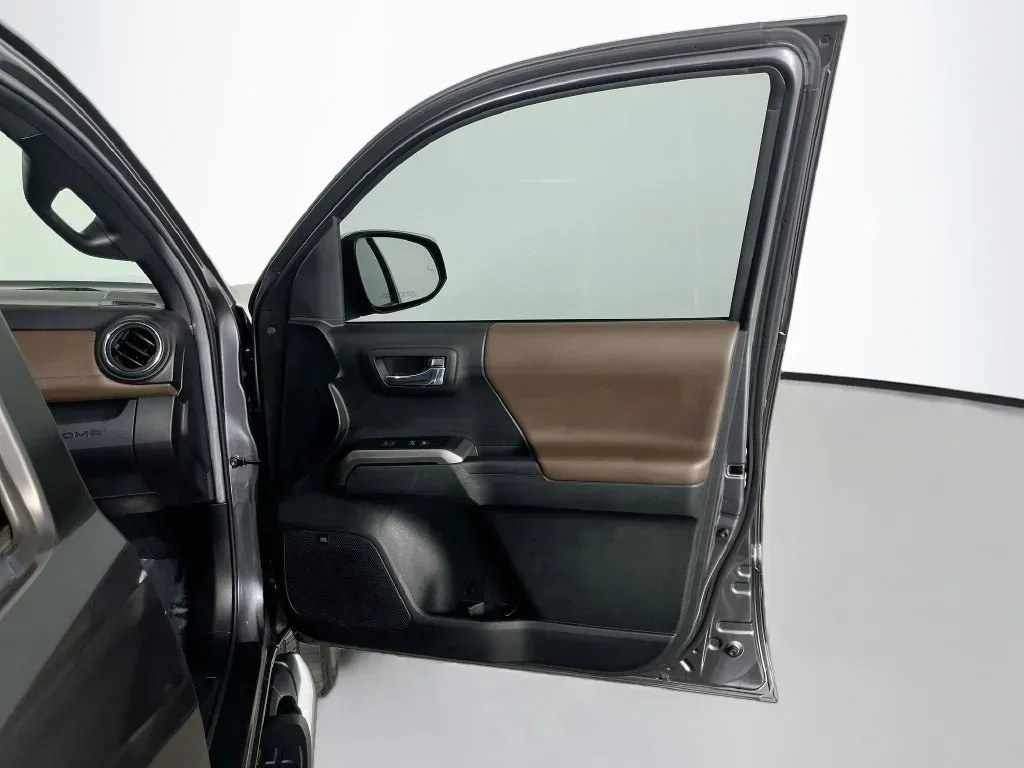 Toyota Tacoma photo 36