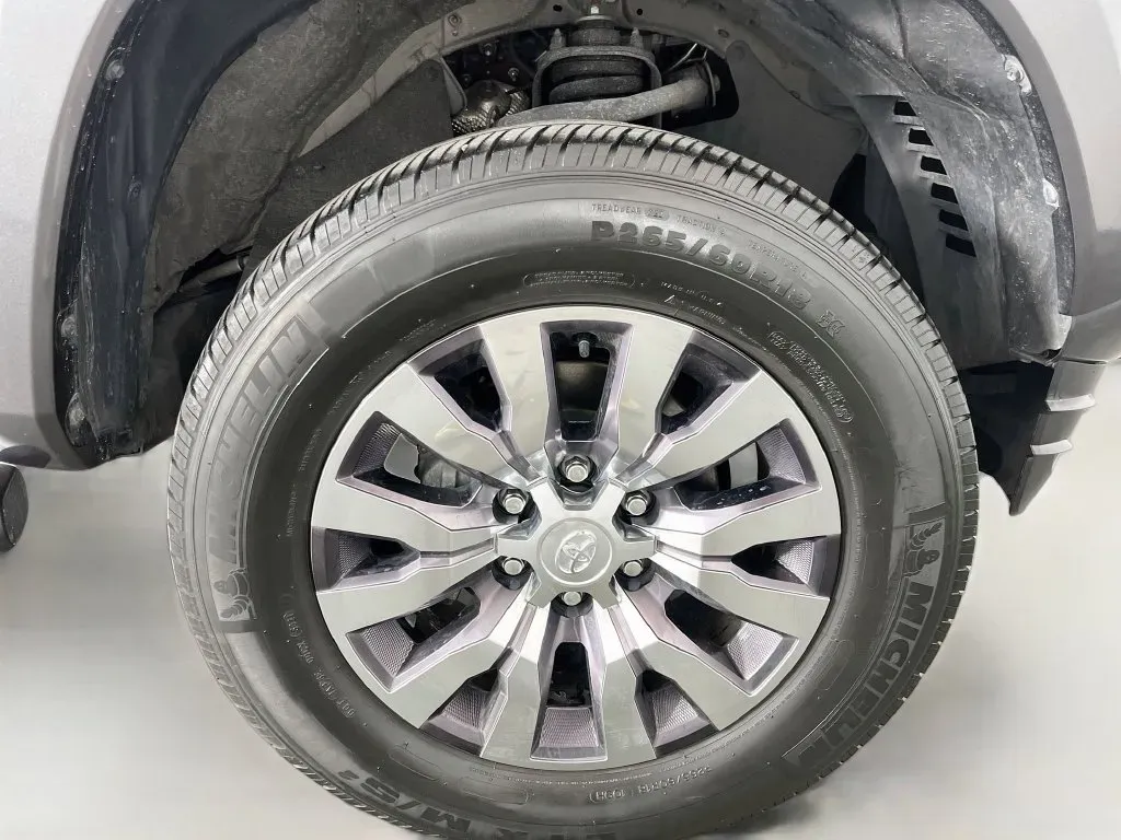 Toyota Tacoma photo 38