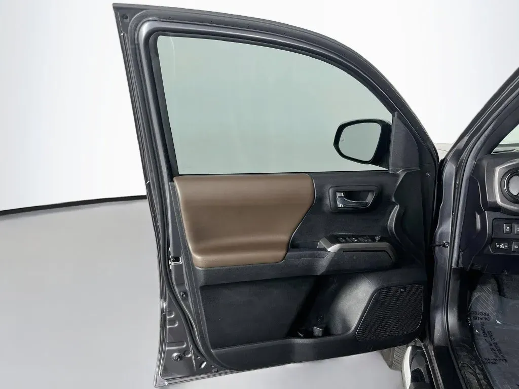 Toyota Tacoma photo 28