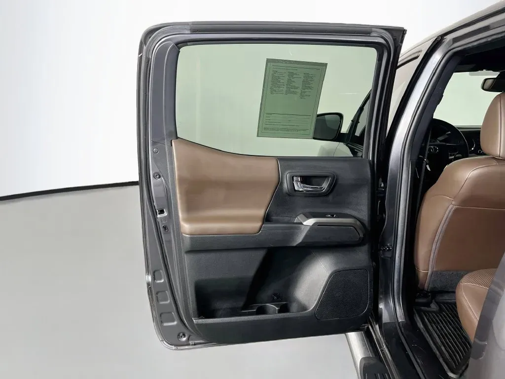 Toyota Tacoma photo 32