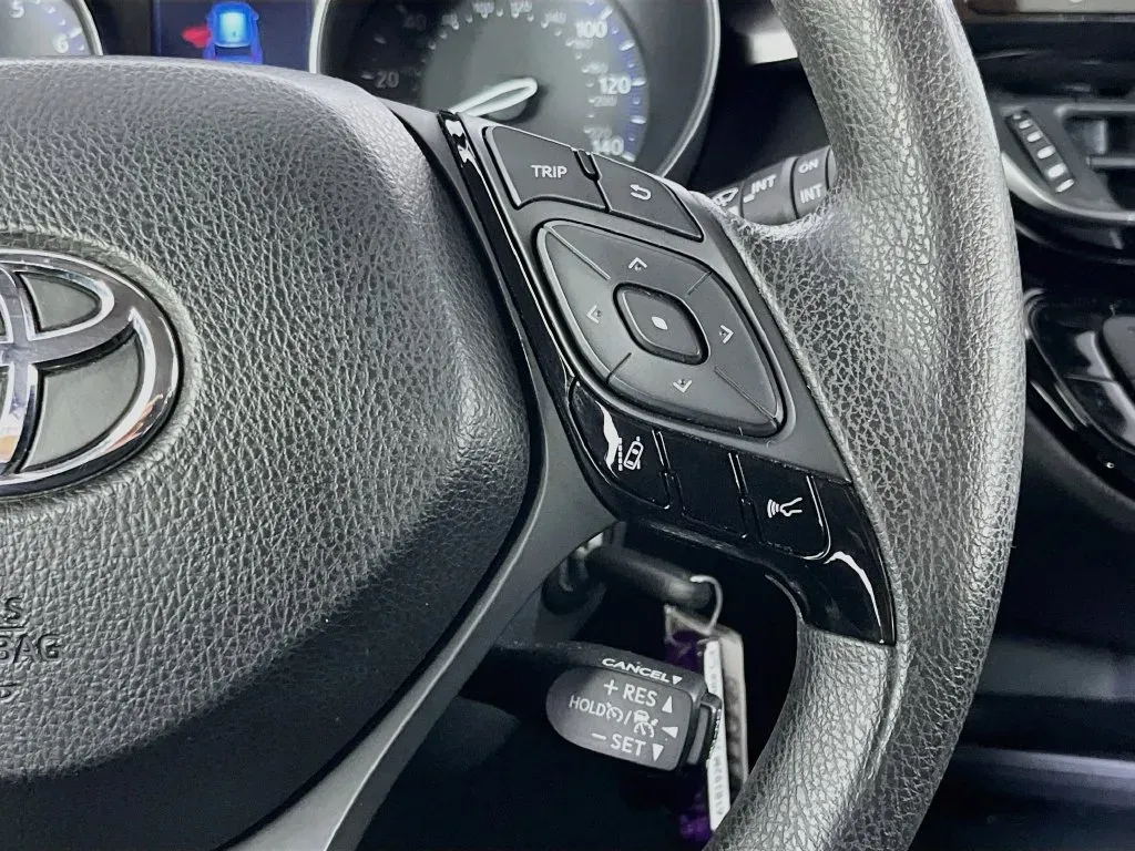 Toyota C-HR photo 13