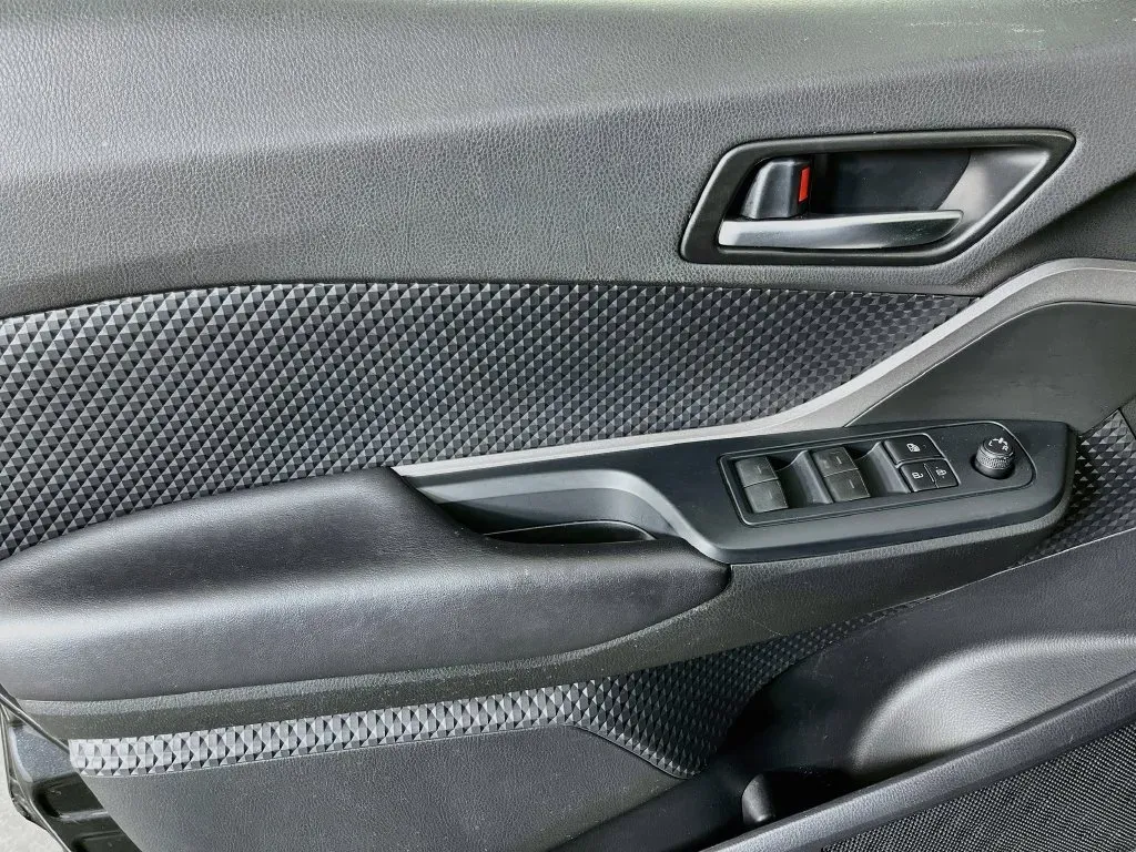 Toyota C-HR photo 17