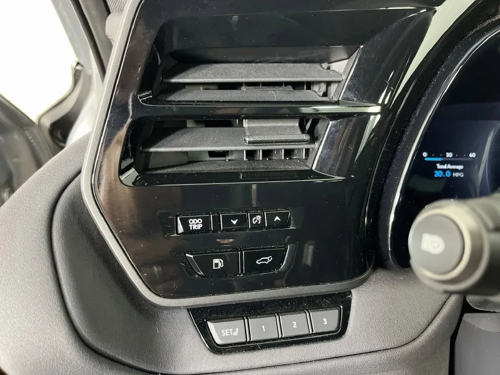 Lexus TX photo 11