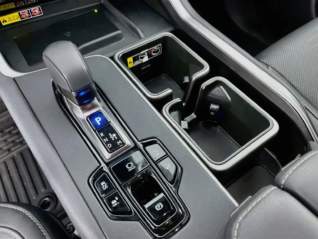 Lexus TX photo 22