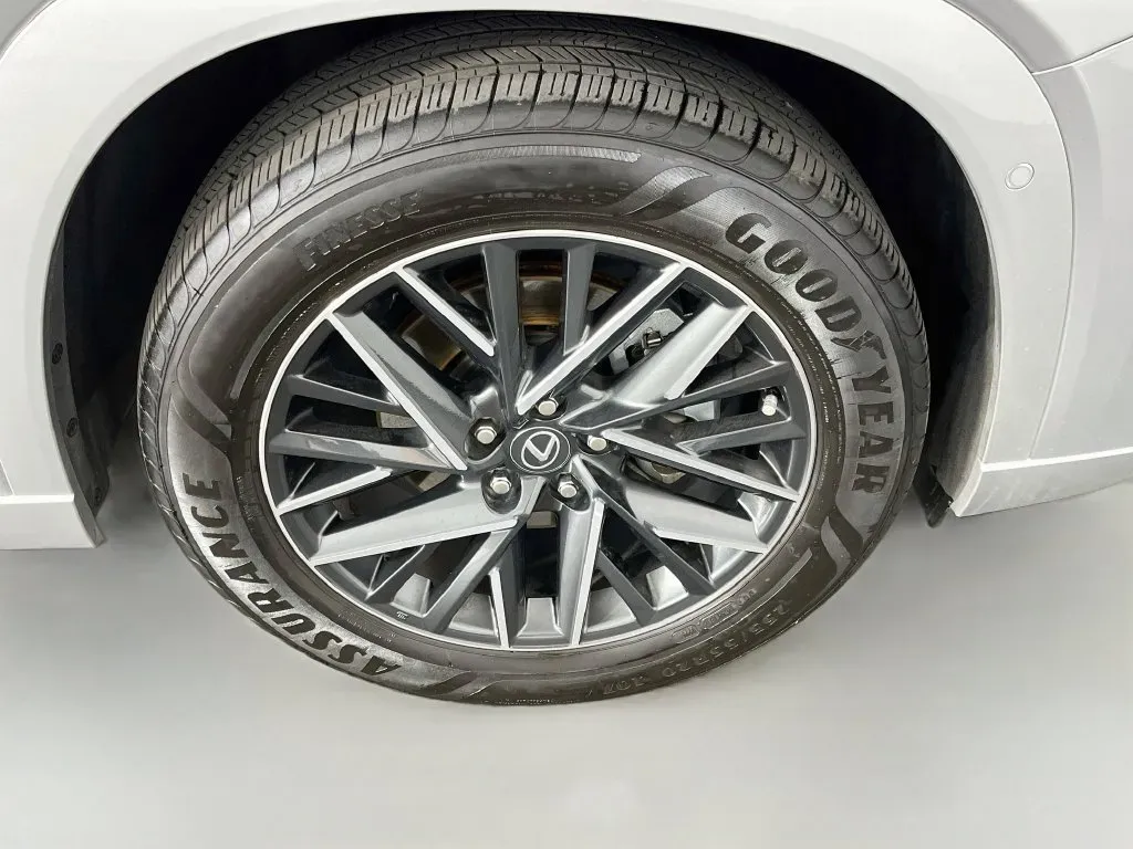 Lexus TX photo 40