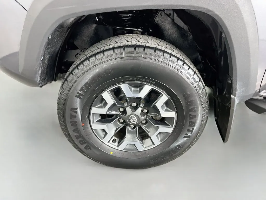Toyota Tacoma photo 32