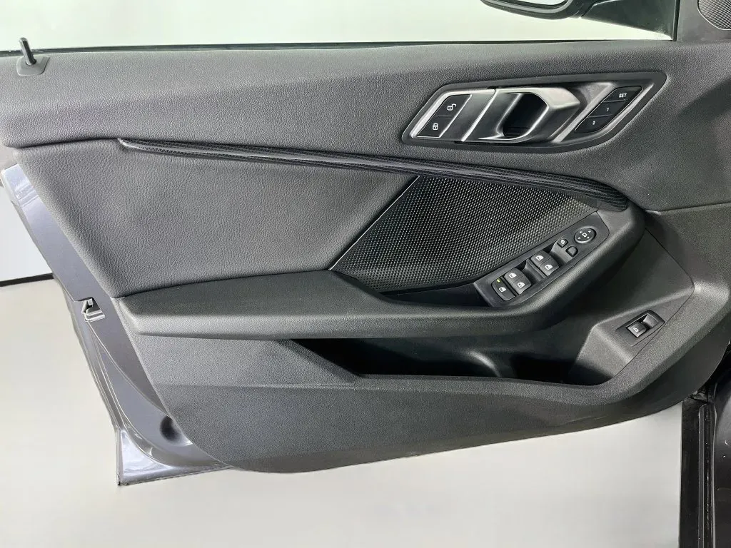 BMW 2 Series photo 24