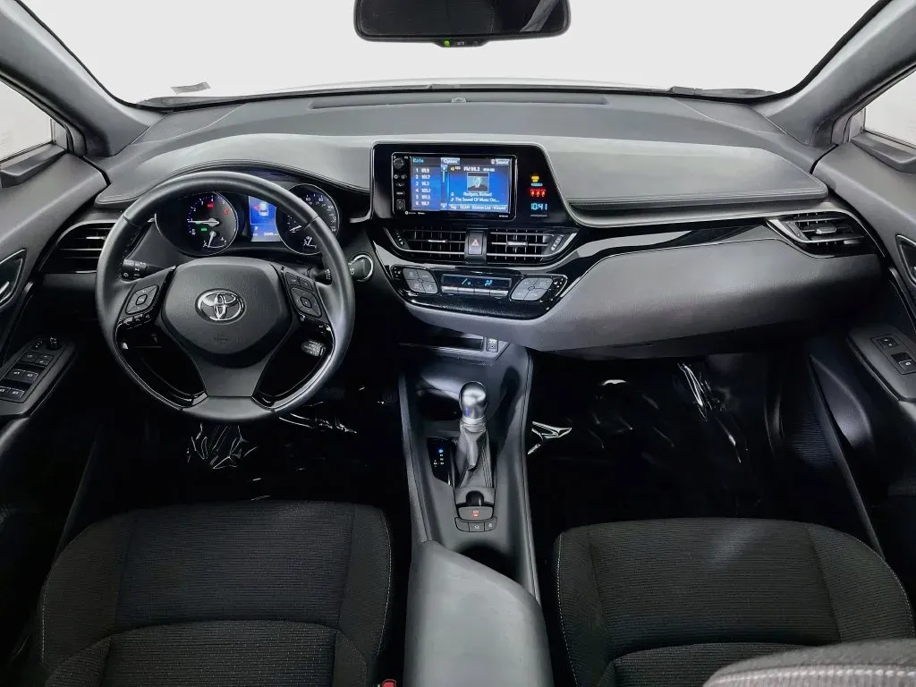 Toyota C-HR photo 10