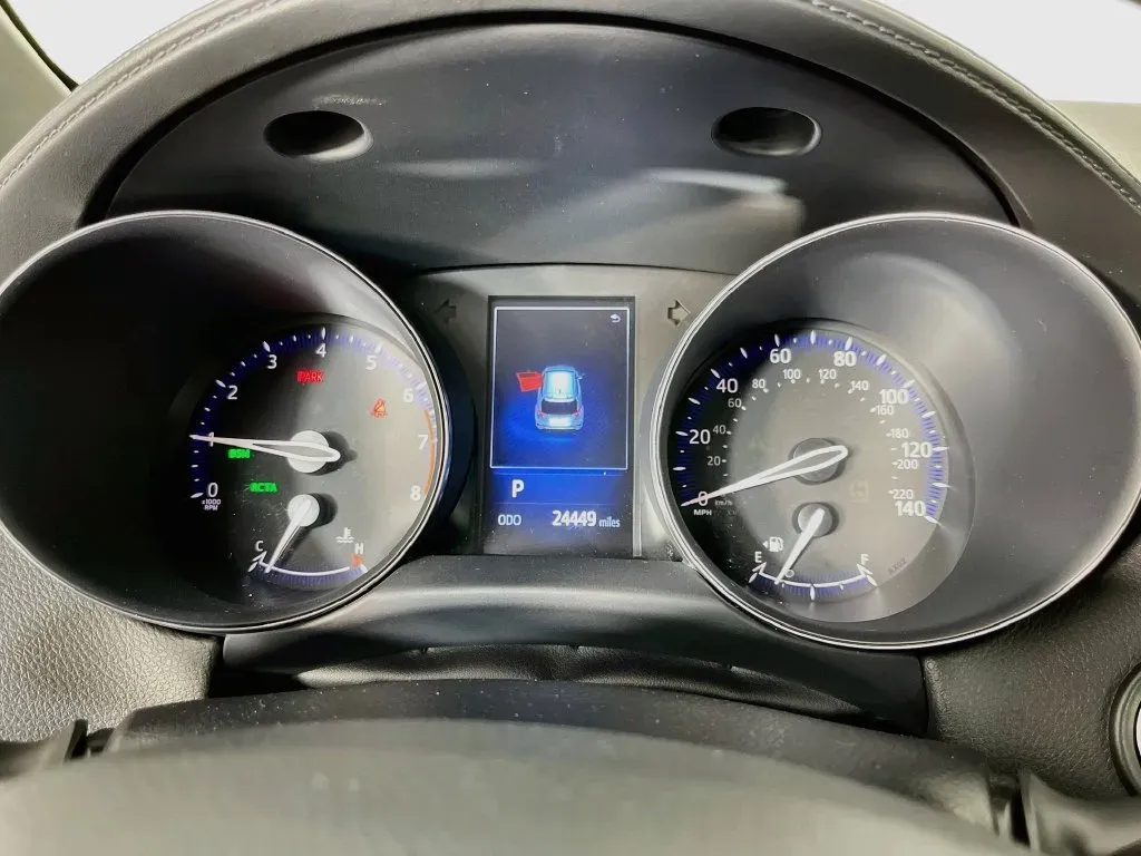 Toyota C-HR photo 16