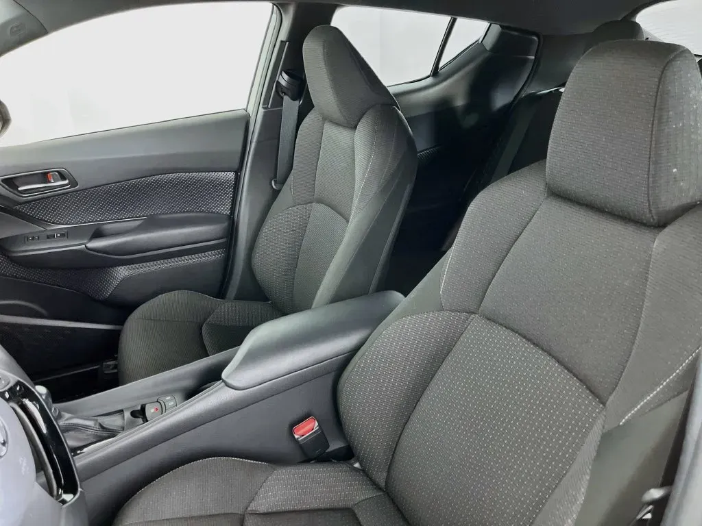 Toyota C-HR photo 25